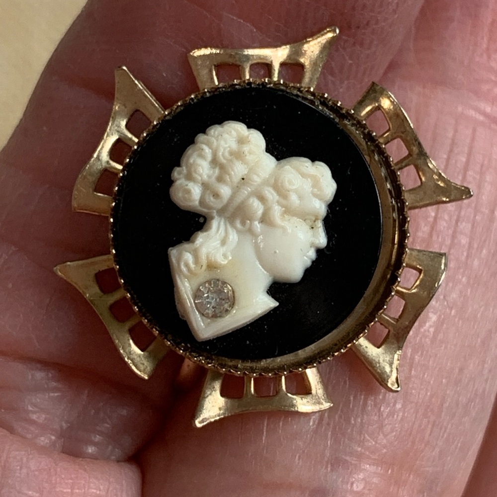 Elegant Gold and Black Cameo Earrings - Picture 4 of 8